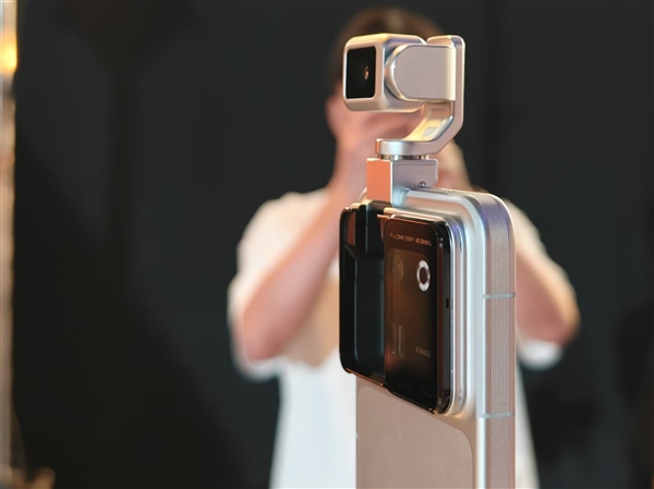 荣耀Robot Phone真机上手：首创钛合金灵巧云台 口袋里的电影机