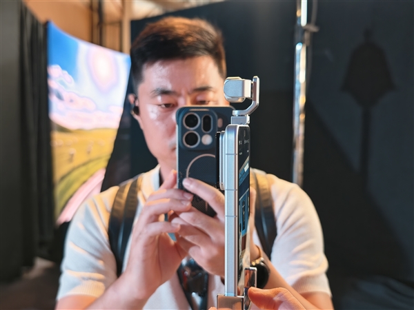 荣耀Robot Phone真机上手：首创钛合金灵巧云台 口袋里的电影机