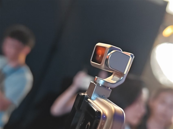 荣耀Robot Phone真机上手：首创钛合金灵巧云台 口袋里的电影机