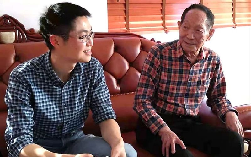 袁隆平院士勉励王克剑团队攻关一系法杂交水稻，提高克隆种子效率。辛业芸研究员供图
