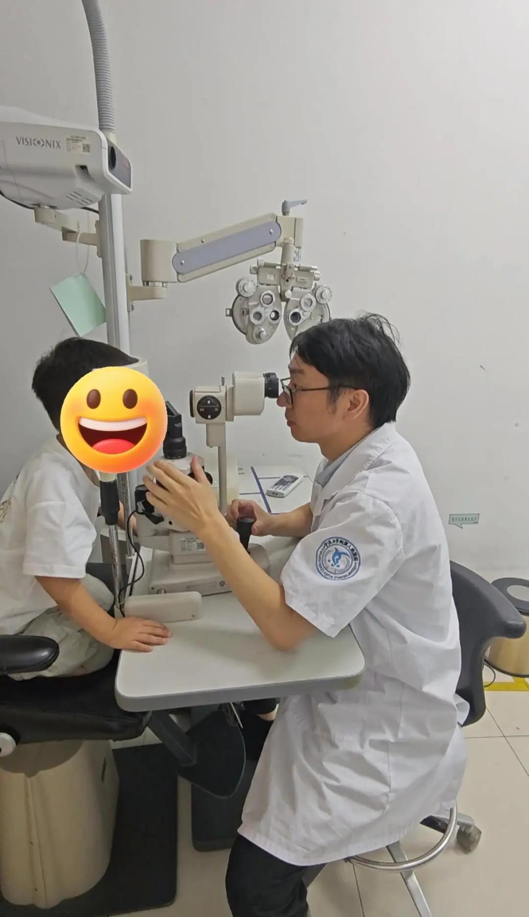 医生正在为小朋友检查眼睛