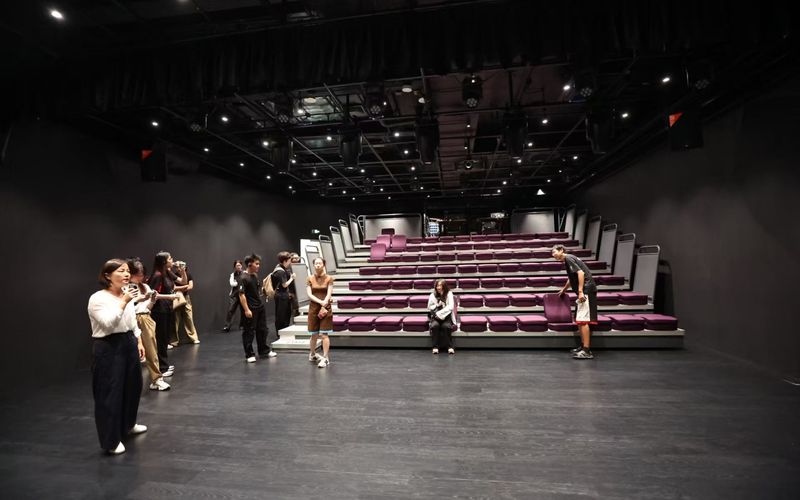 天桥演艺区工作人员介绍剧场。新京报记者 王飞 摄