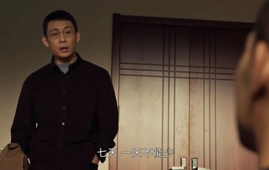 《以法之名》中，洪亮请假时特意先从请假一个月开始，和领导层层拉扯后，获得七天假期（含法定节假日）。（图/网络）