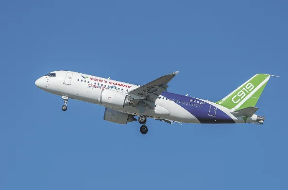 7月29日，C919高原型首架机从上海浦东国际机场升空，顺利完成全部预定首次飞行任务。这款面向国内高海拔复杂空域定制研发的国产衍生机型的正式亮相，引发行业广泛关注。