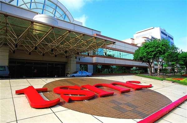 台积电慌了！CoWoS卖光被迫学英特尔封装