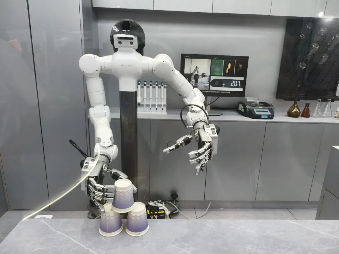 走访100+机器人展台：拐点已至，具身智能进入千行百业｜WAIC 2026