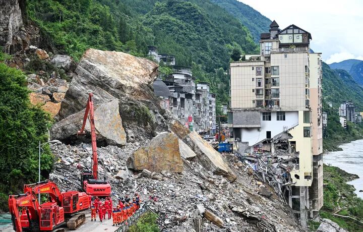 7月18日，救援人员在现场救援。