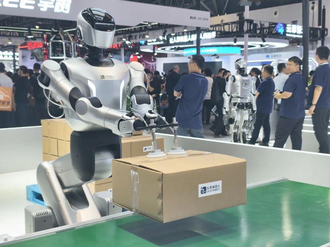 走访100+机器人展台：拐点已至，具身智能进入千行百业｜WAIC 2026
