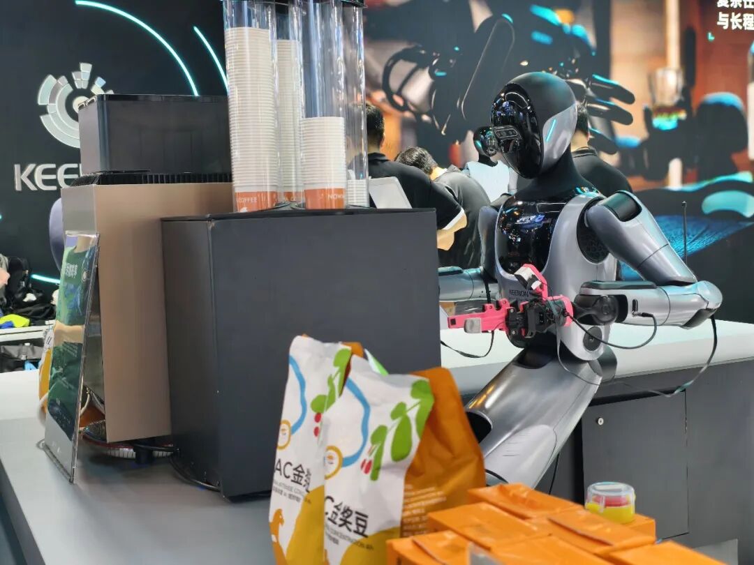 走访100+机器人展台：拐点已至，具身智能进入千行百业｜WAIC 2026