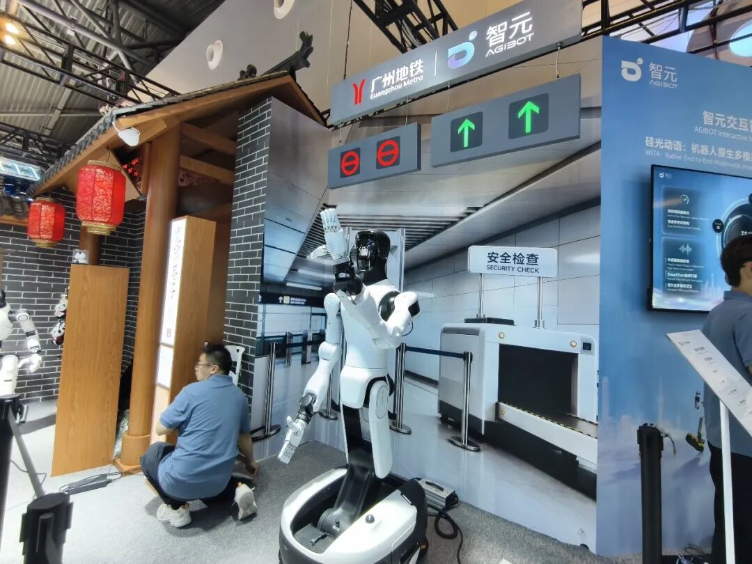走访100+机器人展台：拐点已至，具身智能进入千行百业｜WAIC 2026