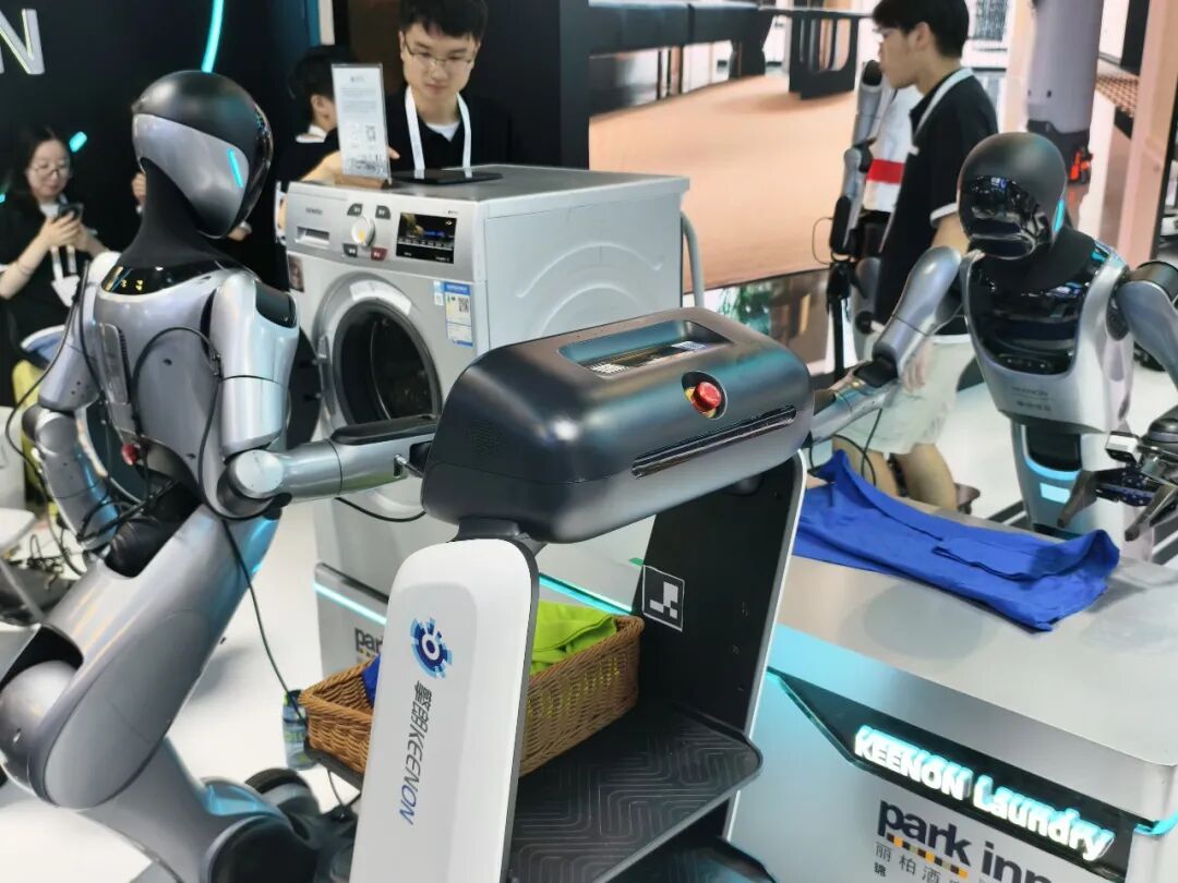 走访100+机器人展台：拐点已至，具身智能进入千行百业｜WAIC 2026