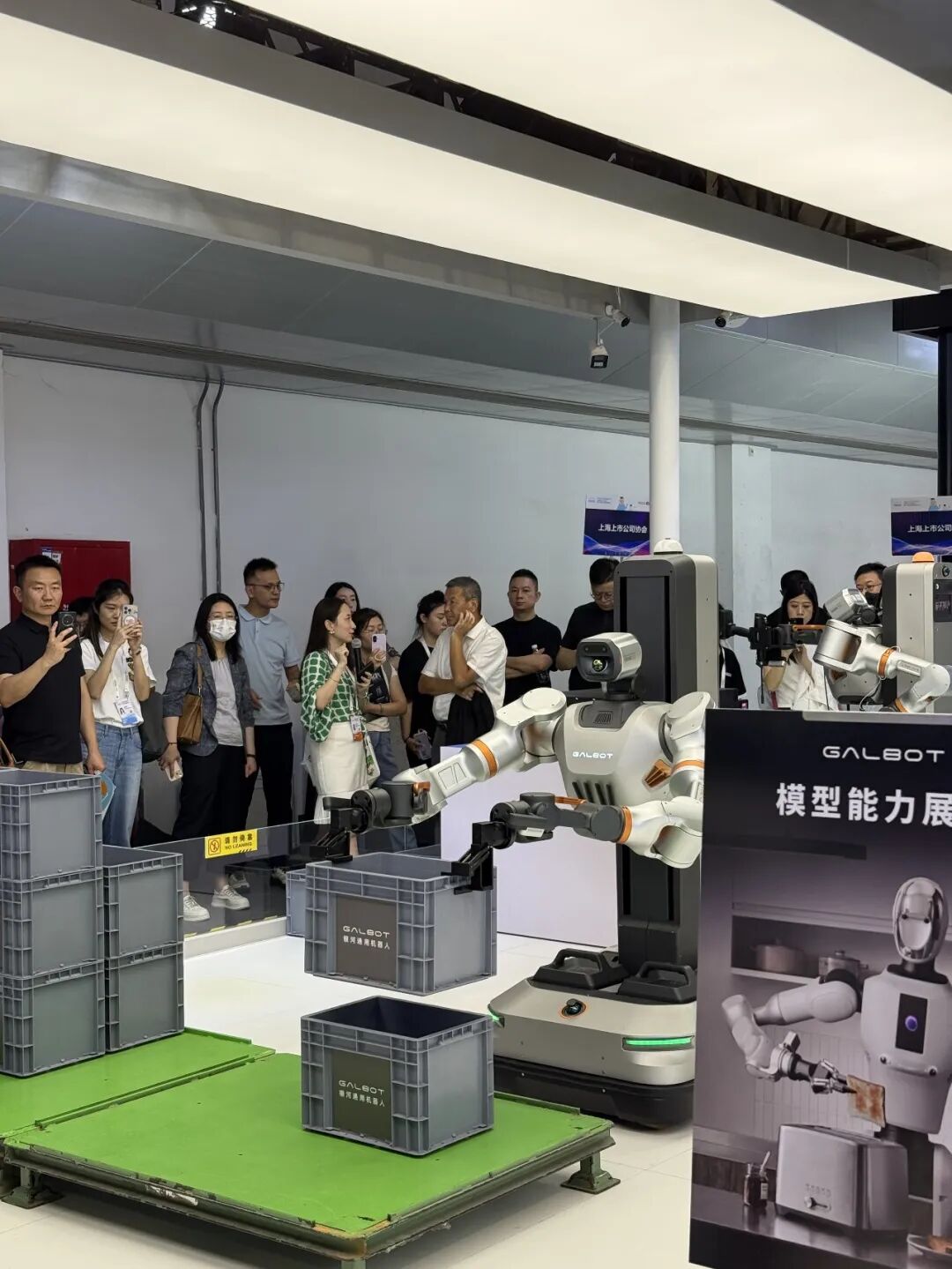 走访100+机器人展台：拐点已至，具身智能进入千行百业｜WAIC 2026