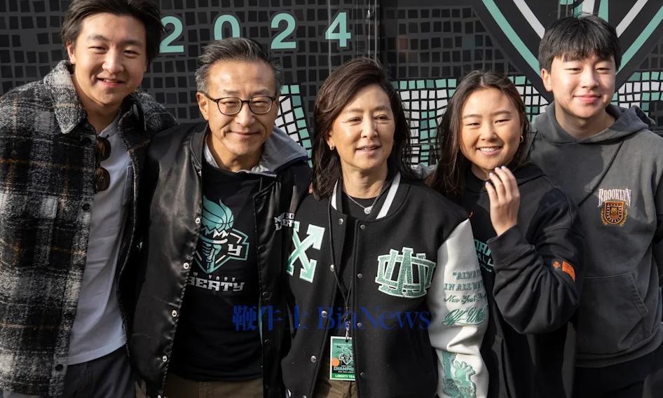 2024年，自由队赢得WNBA总冠军后，蔡崇信夫妇与他们的孩子合影。（美联社照片/泰德·沙弗雷）