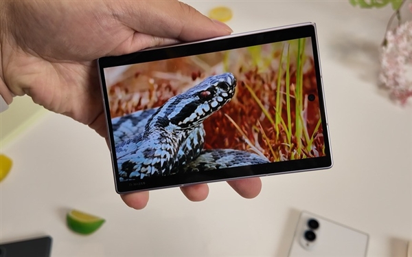 三星Galaxy Z Fold8上手：六年首次换形态 阔折叠体验大不一样