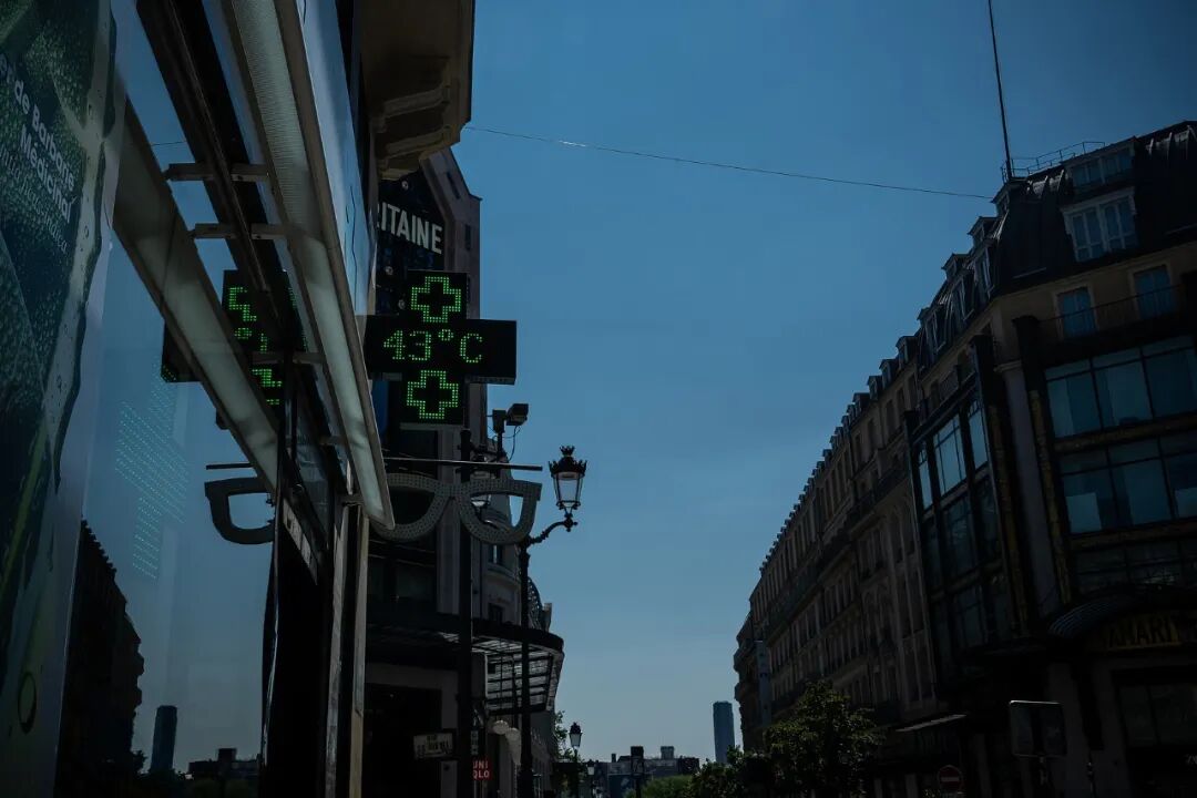 当地时间2026年7月29日，法国巴黎，一家药店的显示屏显示温度达43摄氏度/图源：视觉中国