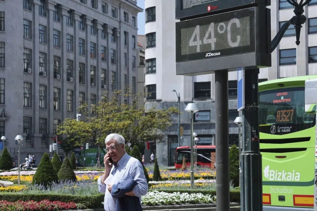 6月24日，西班牙毕尔巴鄂街头的温度牌显示气温达到44摄氏度/图源：新华社