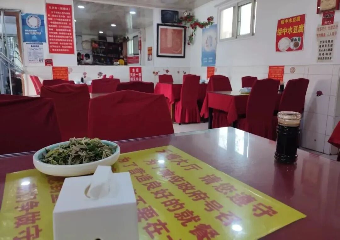 餐厅内，禁烟标识随处可见。