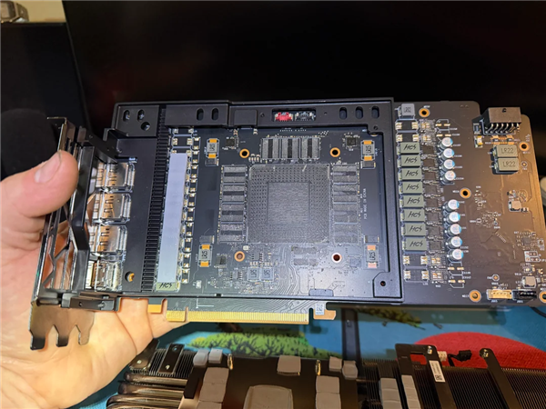 花1000多买RTX 4080想捡漏：拆开发现就一块空板！GPU、显存一个不剩