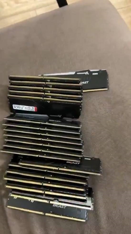 18岁小伙重金怒囤20根DDR5内存！押注15年后翻5倍