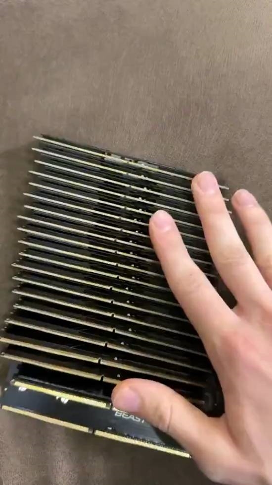 18岁小伙重金怒囤20根DDR5内存！押注15年后翻5倍