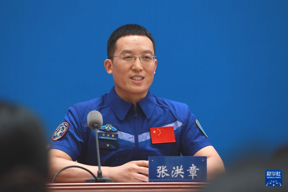 ​8月5日下午，在北京航天城举行的记者见面会上，航天员张洪章回答记者提问。新华社发（张文军摄）