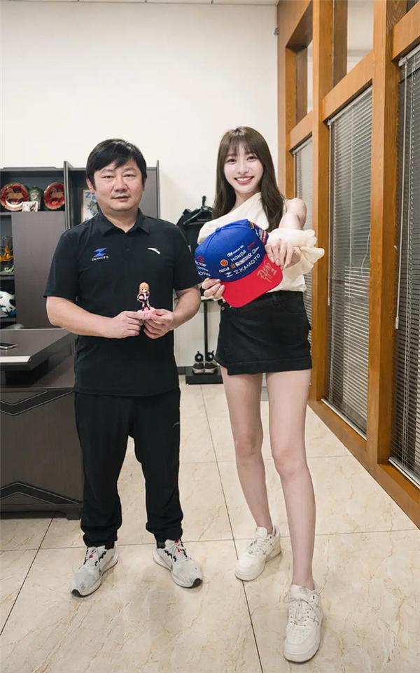 终于见到张雪本人了！台湾省820RR美女车主受邀参观机车工厂