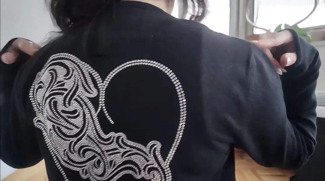 Qian的克罗心羊绒毛衣外套,背后的图案刚好和她的克罗心戒指很像,图源小红书@qian_wu5000