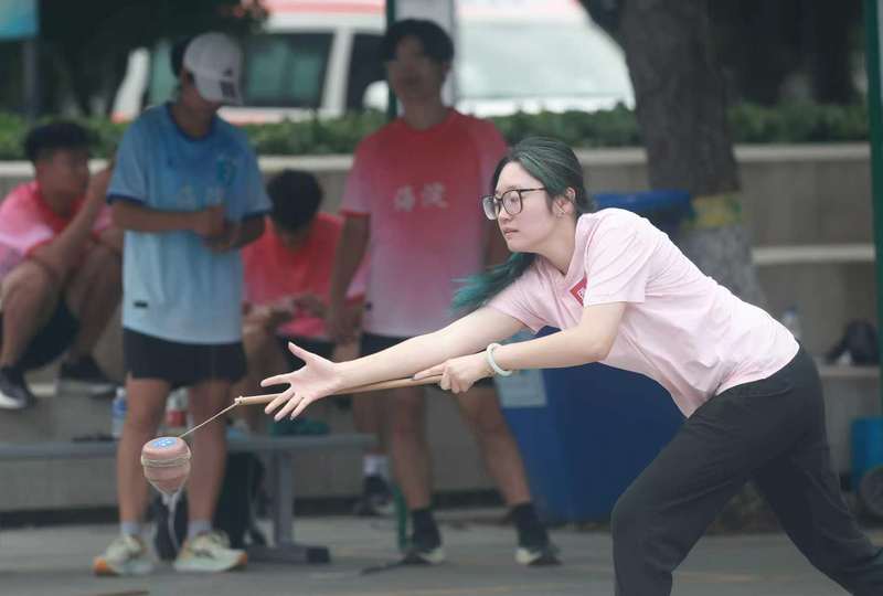 运动员进行陀螺比赛。新京报记者 李木易 摄