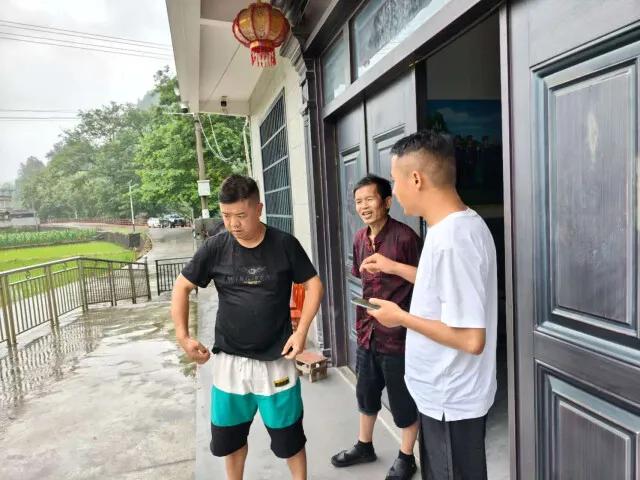 社区干部劝导人员转移