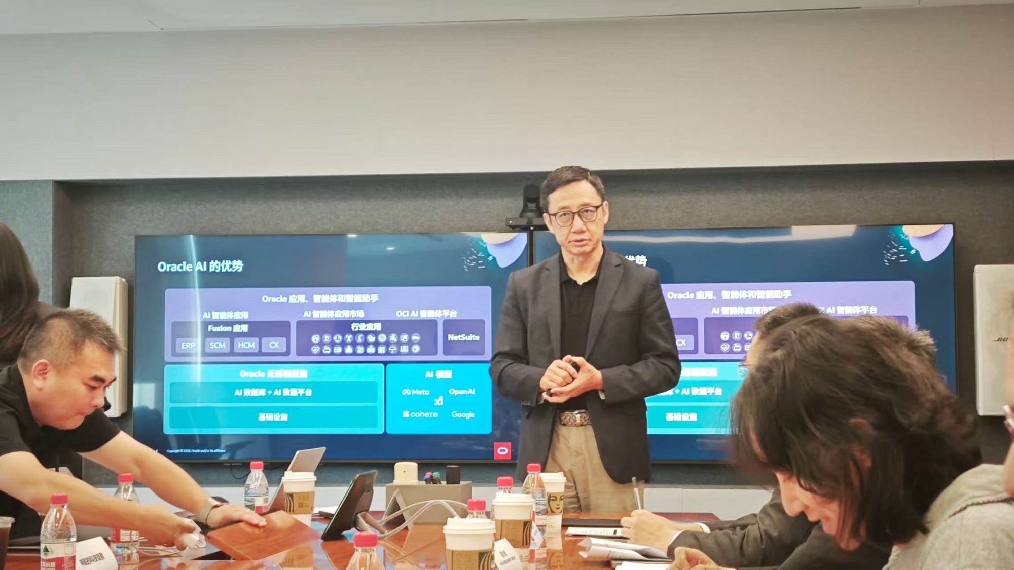 “AI原生数据库”是伪概念?对话甲骨文副总裁:企业AI落地只看结果