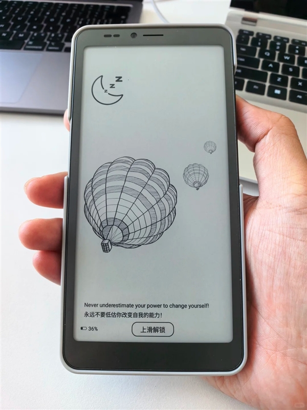 海信墨水屏手机A10真机首秀！磁吸彩色LCD背屏 一键切换双屏