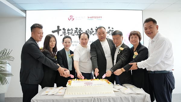 （孙坚先生与多位华驿&万信品牌高层合影）