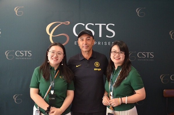 CSTS 团队与车路士球会传奇名宿罗伯托.迪马提奥(Roberto Di Matteo)(中)合影。 CSTS 团队与车路士球会传奇名宿罗伯托.迪马提奥(Roberto Di Matteo)(中)合影。