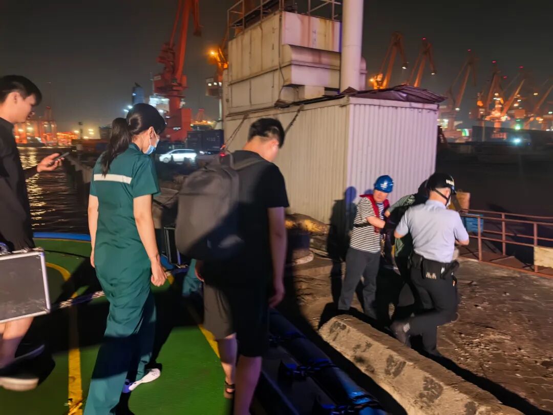 星夜兼程 “北方三号”轮跨海域转运伤员4.jpg