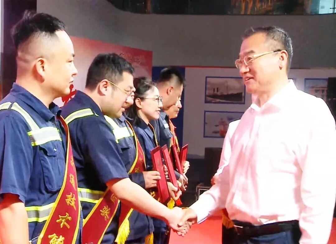 颁发证书 握手 正脸.jpg