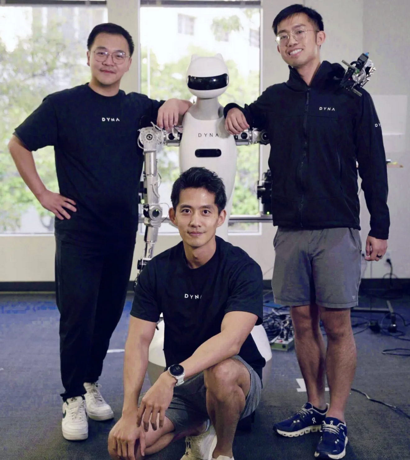英伟达押注的华人团队发布世界动作模型Dyna-2，验证跨本体scaling law