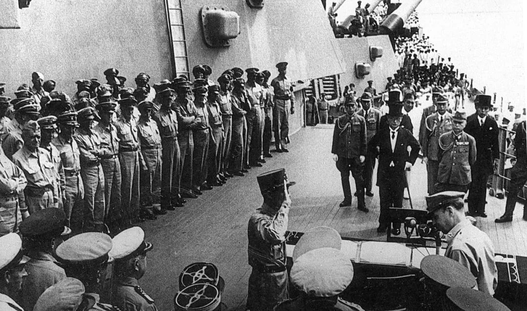 1945年9月2日，日本投降仪式在东京湾“密苏里”号军舰上举行。新华社发