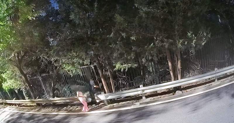 两名野钓者破坏护栏进入库区。监控截图