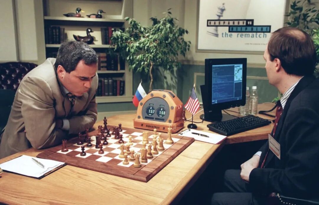 30 多年前 IBM 的深蓝击败象棋大师卡斯帕罗夫｜图片来源：Britannica
