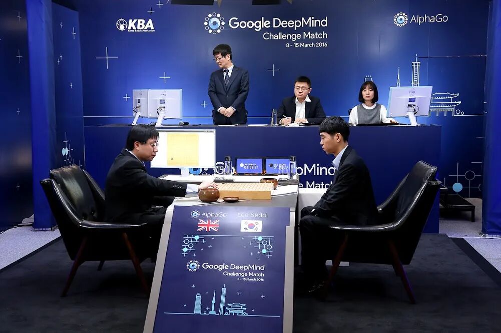 10 年前谷歌的 AlphaGo 击败当时棋坛第一的韩国国手李世石，几乎打断了围棋的「脊梁」｜图片来源：Google