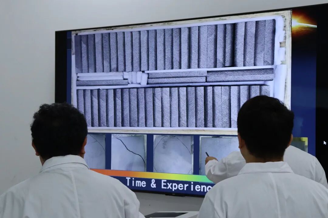 科研人员在分析样品开裂情况。