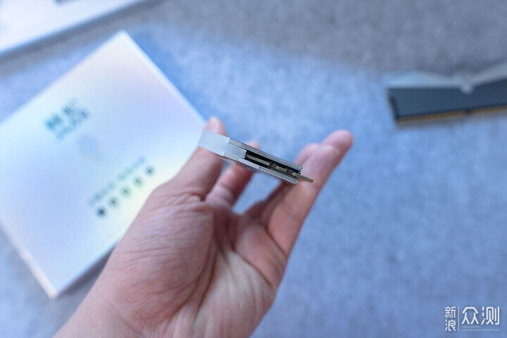 海力士颗粒，超频8000MT/s，棘蛇升卿灯条上机_新浪众测