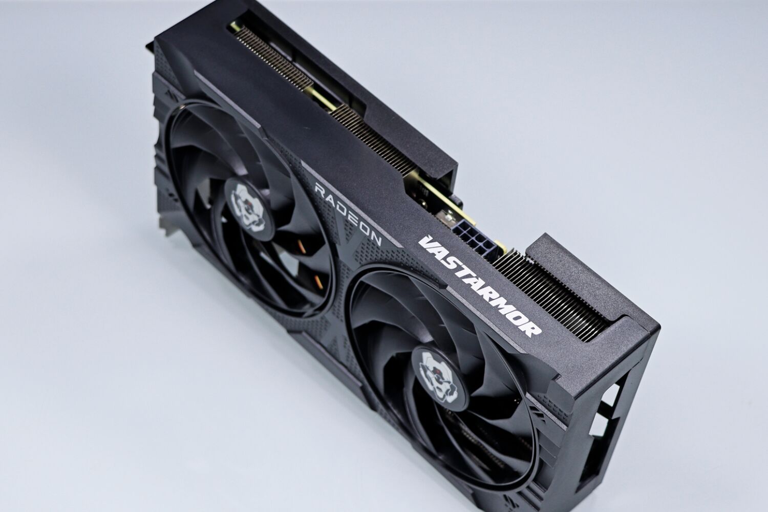 看看 9060 XT 8GB 吧！性价比更高了！