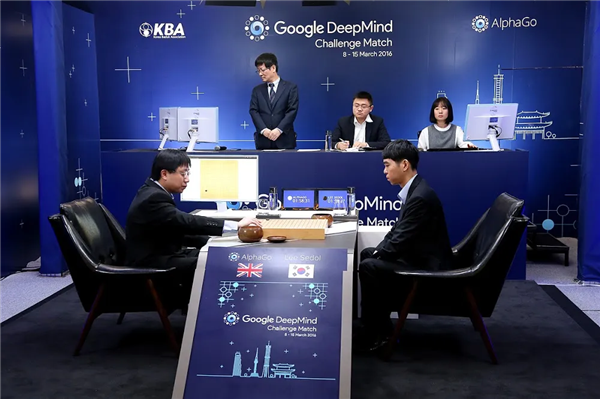 10 年前谷歌的 AlphaGo 击败当时棋坛第一的韩国国手李世石，几乎打断了围棋的「脊梁」｜图片来源：Google