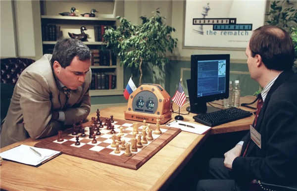 30 多年前 IBM 的深蓝击败象棋大师卡斯帕罗夫｜图片来源：Britannica
