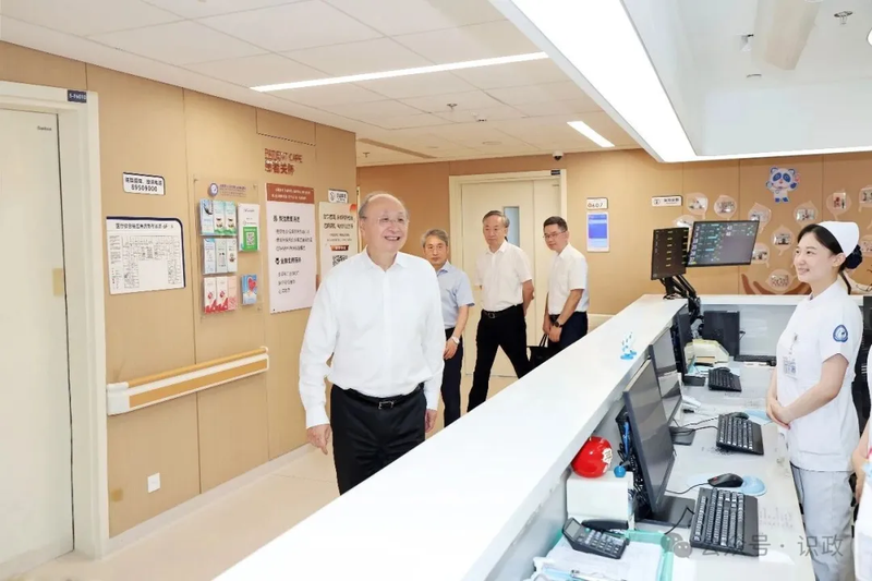 看望慰问医务工作者