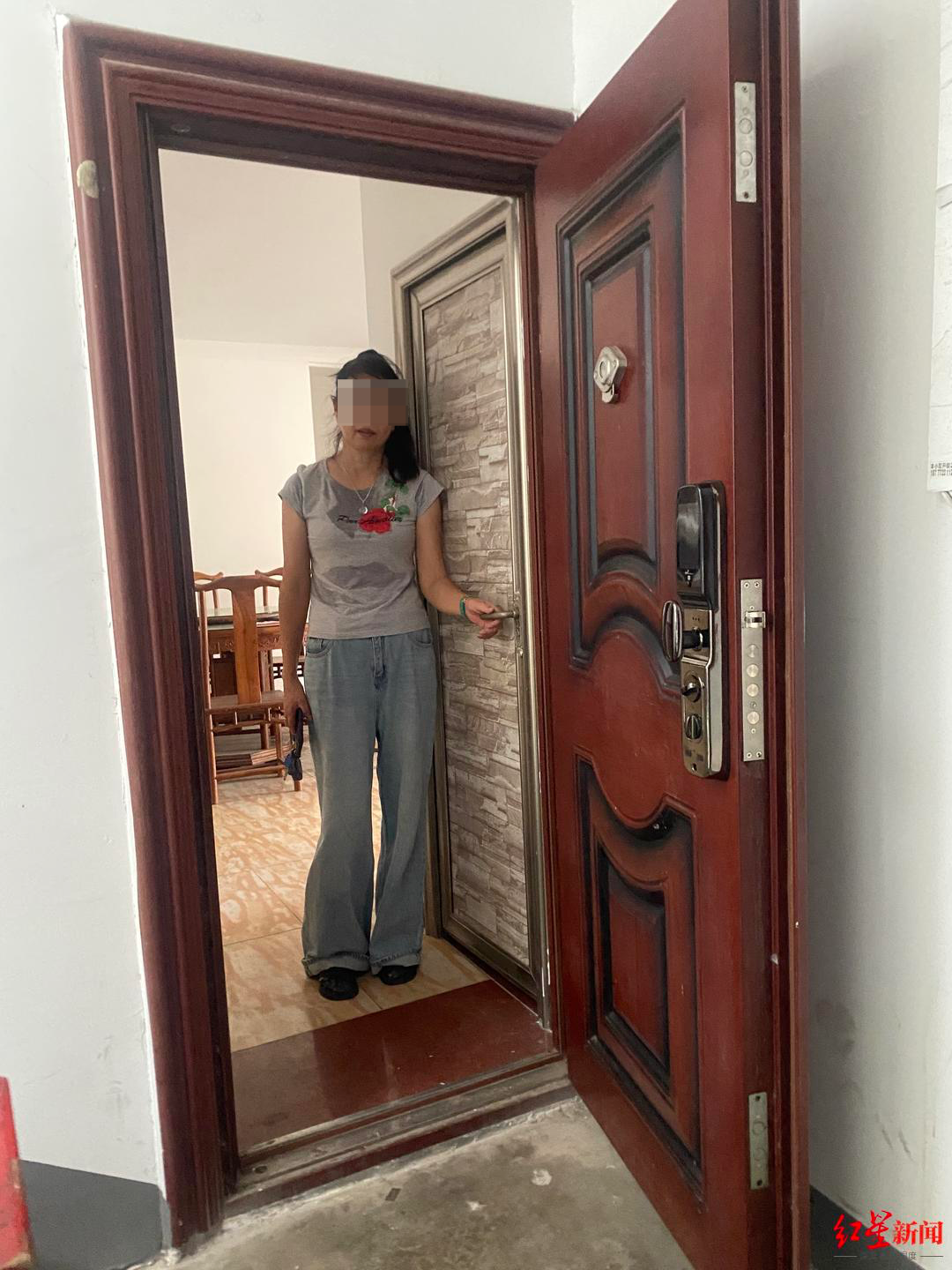▲罗美（化名）在盛庭苑的房子门口