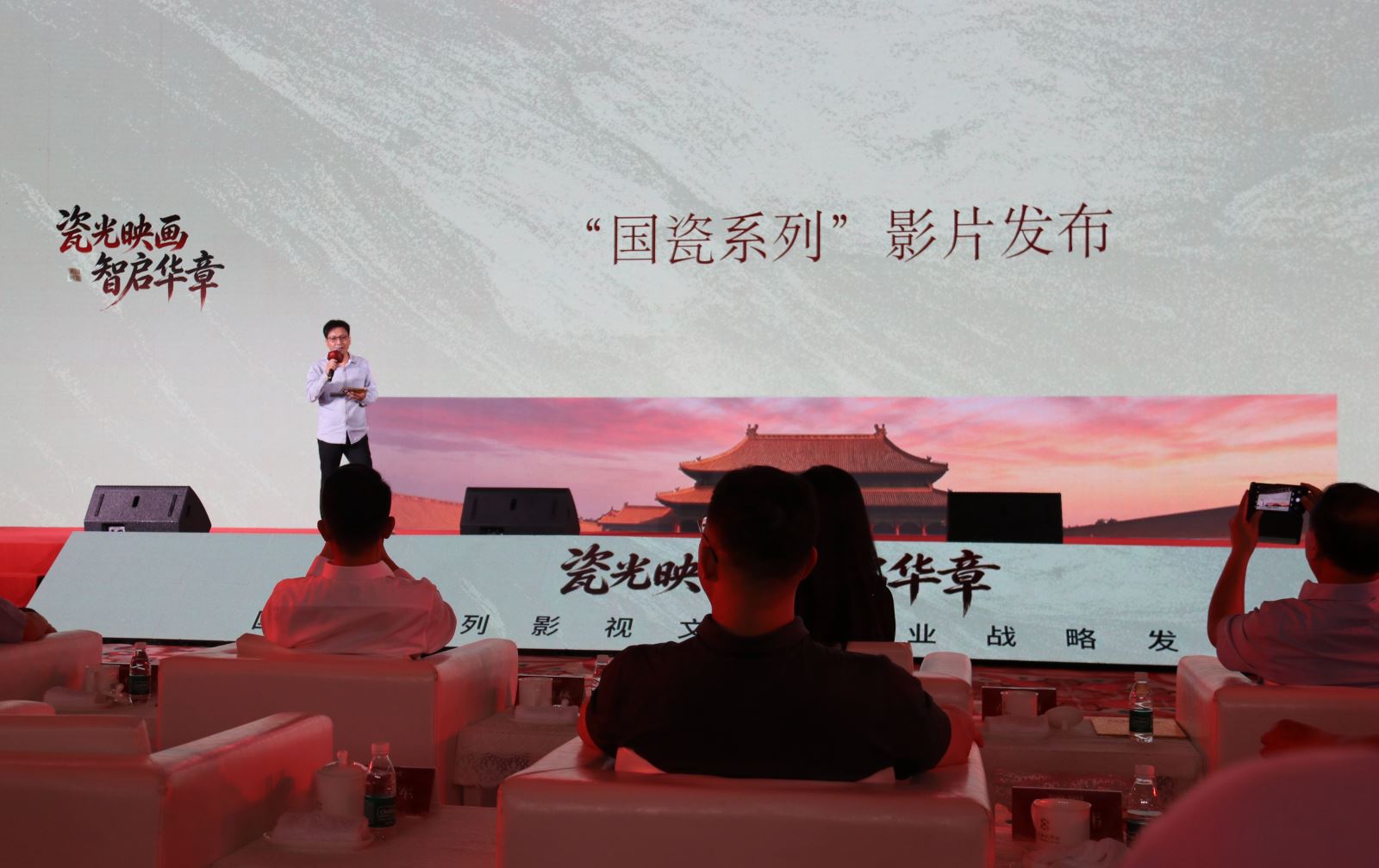 　　图为艺术顾问聘任仪式