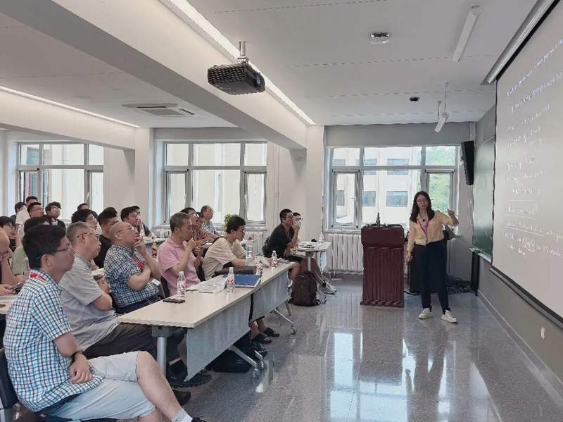 2025年6月，王虹回北大访问期间在数学科学学院作学术报告。图/北京大学数学科学学院
