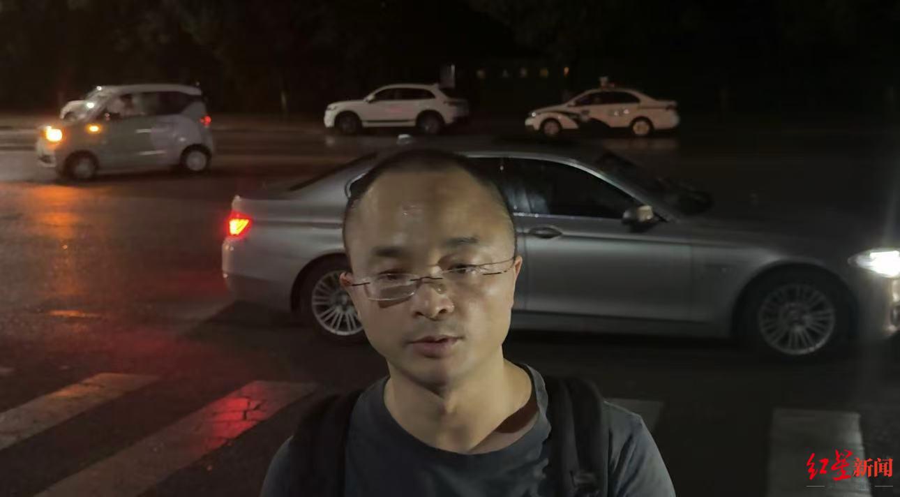 ▲哥哥唐时达庭审结束后走出法院